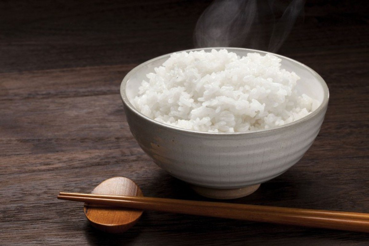 Cho cá bảy màu ăn cơm được không