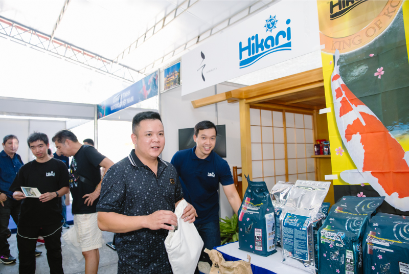 Khách hàng checkin tại gian hàng Hikari