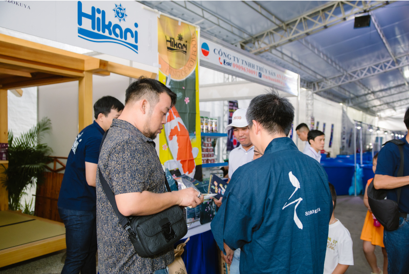 Chủ nhân của chú cá Koi đoạt giải năm 2024 check in tại gian hàng Hikari