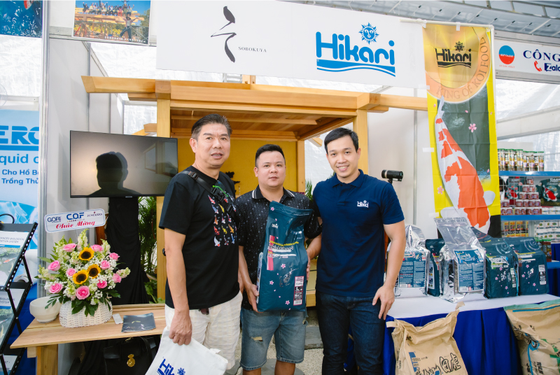 Khách hàng checkin tại gian hàng Hikari