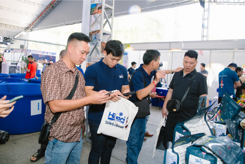 Hikari trao đổi thông tin với khách hàng