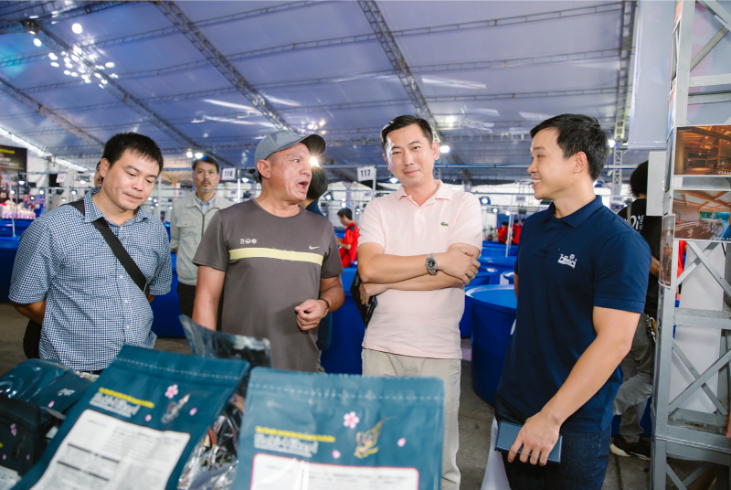Tư vấn khách hàng về các dòng cám tại gian hàng Hikari